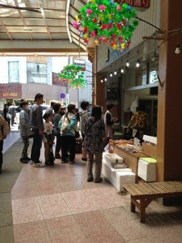 桑名三八市の魚屋にできた行列
