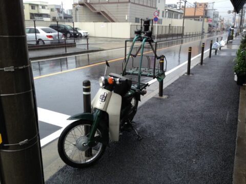 稲の家 店前のカブ