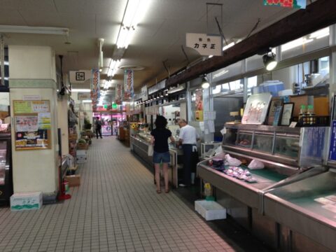 中公設市場 広い店内
