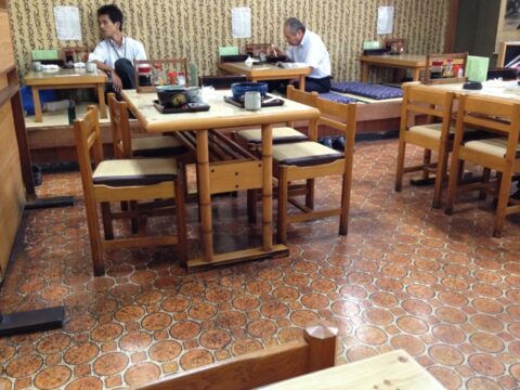 店内 昼時