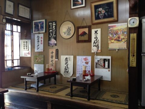 岩野屋の白い暖簾