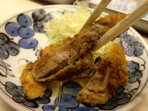 ソースをかけた豚ひれカツ