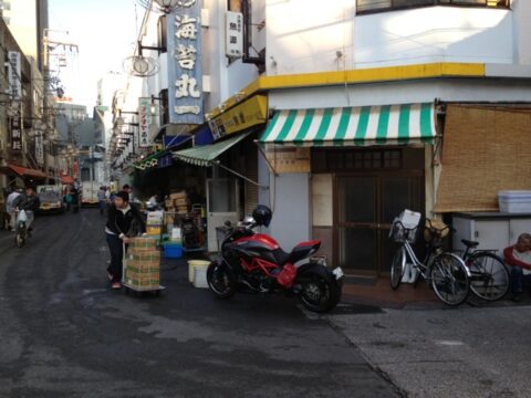 食堂魚源の店先
