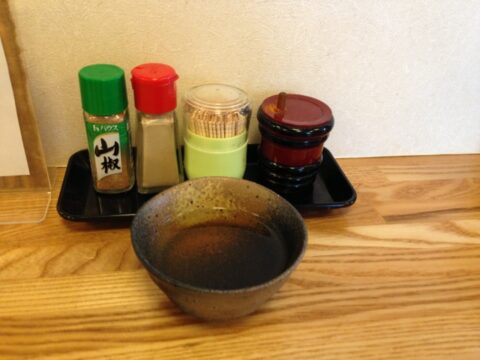 牛コロ宮内の卓上山椒と胡椒