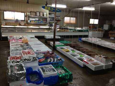 ダイ平水産の野菜売り場