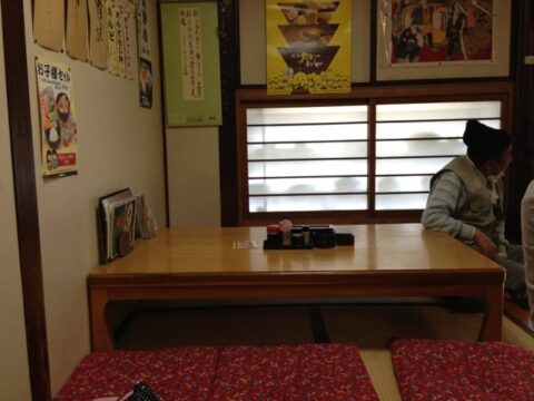 勢川本店の店内