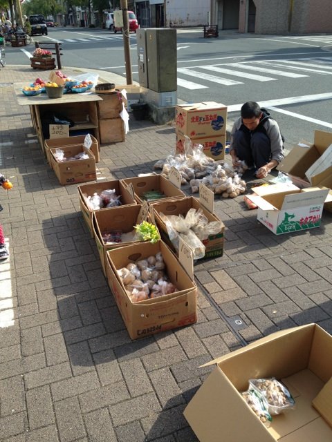 朝市で購入した野菜と漬物