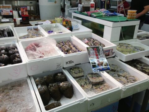 魚半の牡蠣売り場