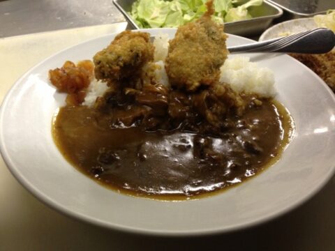 カキフライをのせたカレー