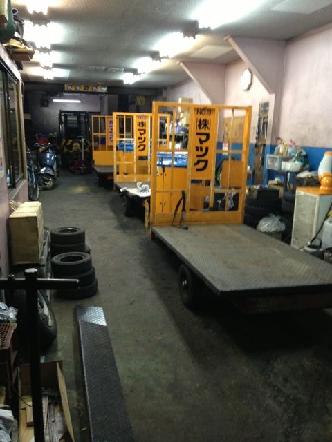 市場内のターレー修理工場