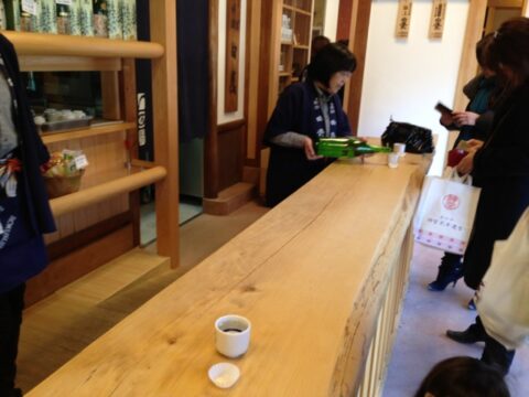 白鷹三宅商店の立ち飲みスペース
