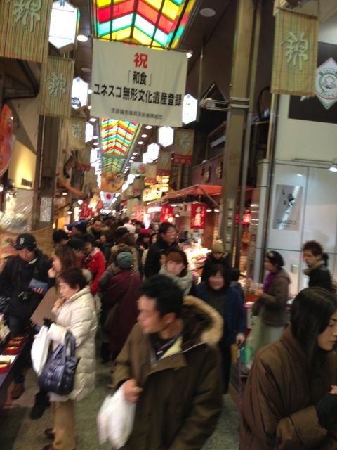 混雑する錦市場
