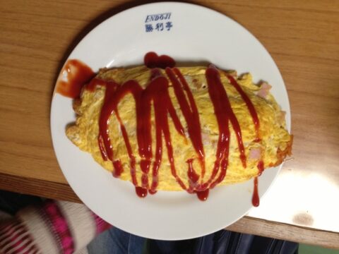 オムライスにかけたケチャップ