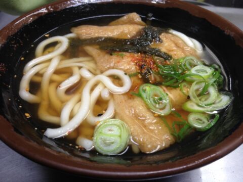 きつねうどんのお揚げと刻み海苔