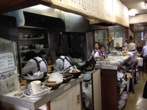 中山うどん店の厨房