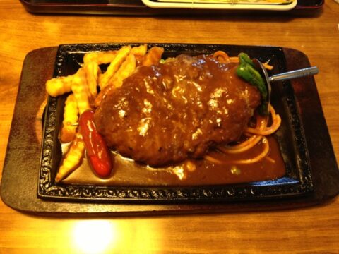 ハンバーグの下のミックスベジタブル