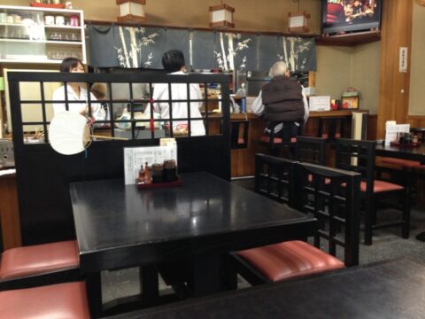 やなぎや本店のテーブルとカウンター