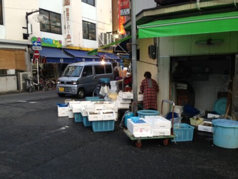カネ治商店の牡蠣売り場