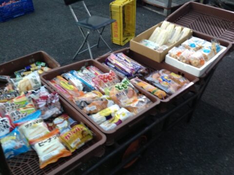 移動販売のパンとカップ麺