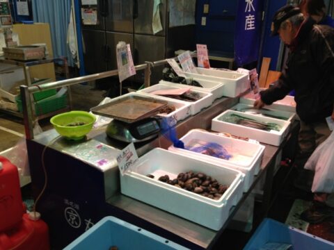 丸京水産のトロ箱