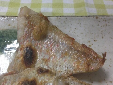 焼いたアカムツの皮目