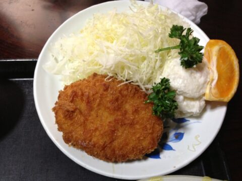 定食のコロッケとポテトサラダ