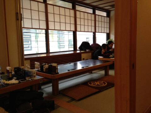 まい泉青山本店の店内