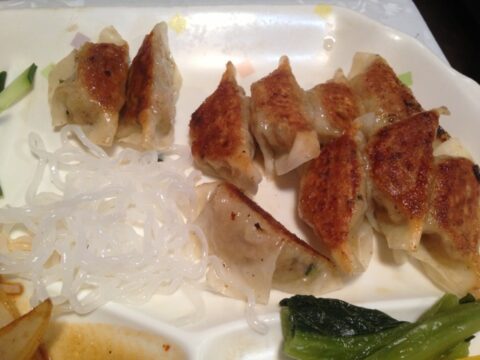 夜来香の餃子定食プレート
