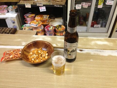 堀口酒店の小瓶ビールと柿の種
