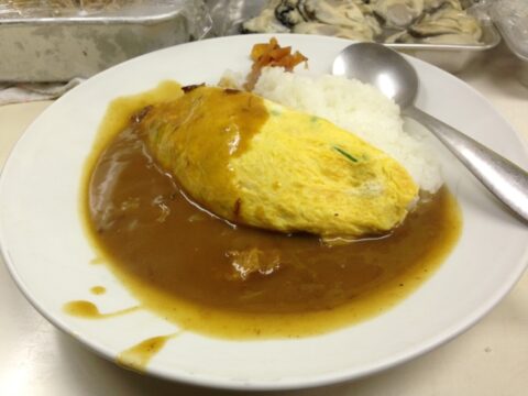 カレーにオムレツのっけ