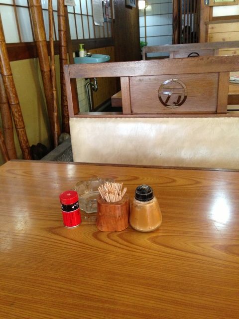 丸万の屋号入り椅子