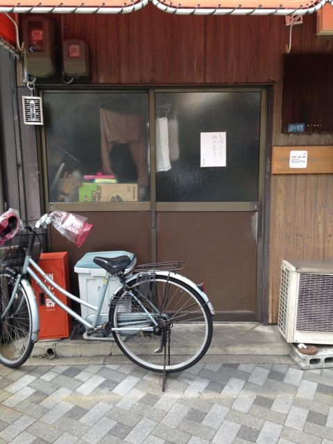 暖簾のない知多屋の店先