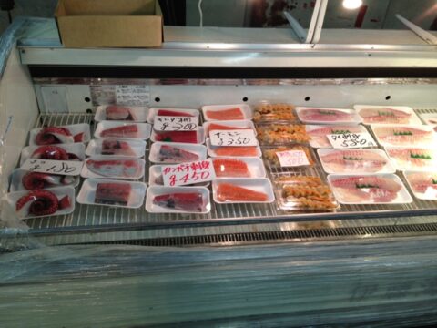 市場に並ぶ魚箱