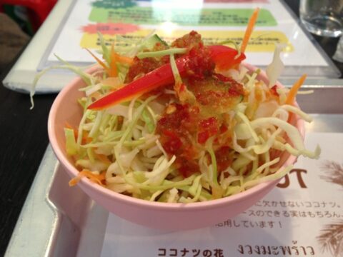 カオソーイのサラダ