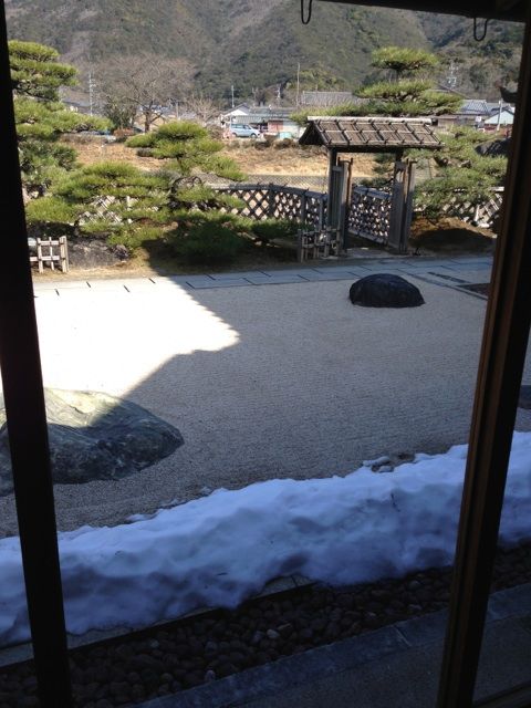 雪の残る五十鈴茶屋の庭園