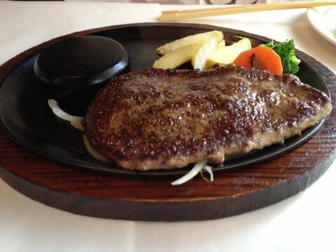 レアに焼いたステーキ