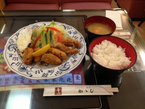 カキフライ定食の大粒牡蠣