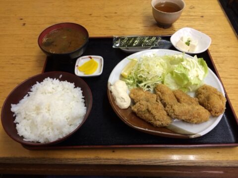 平和園食堂のカキフライ定食