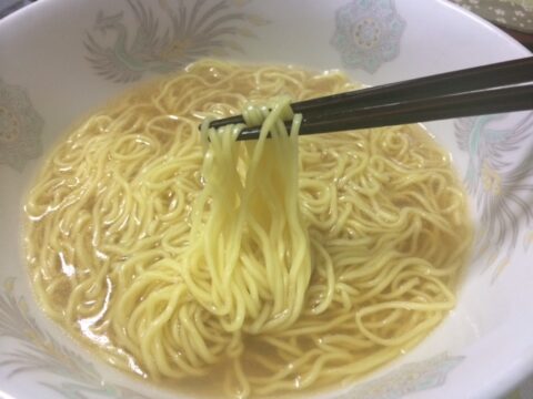 白クマラーメンの麺とスープ
