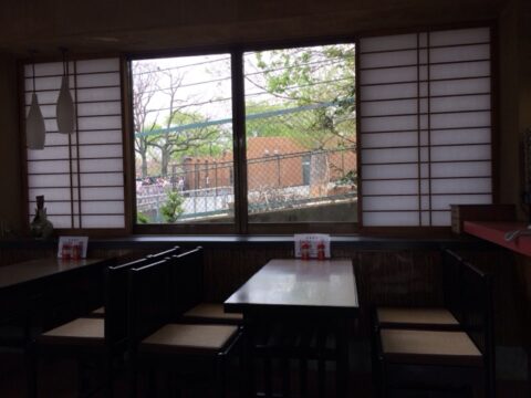 魚力東山店のアフリカ象前の席