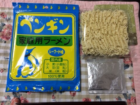 ペンギンラーメンの麺とスープ