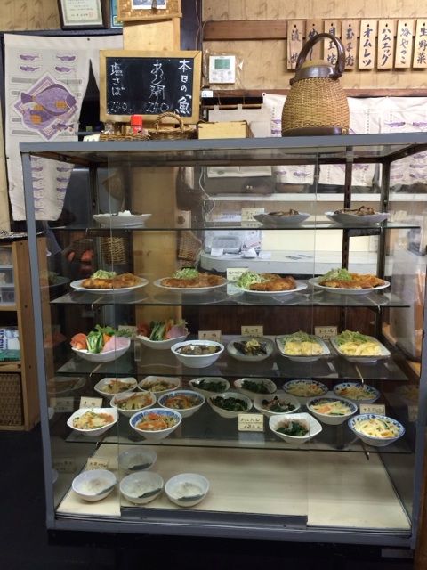 平和園食堂の惣菜ショーケース