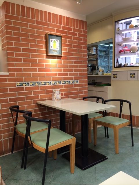 フルーツパーラーレモン丸栄店のイートインスペース