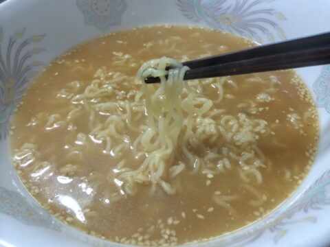 アザラシラーメンの麺とごましょうゆスープ
