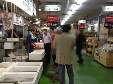 柳橋中央市場に並ぶシャコ