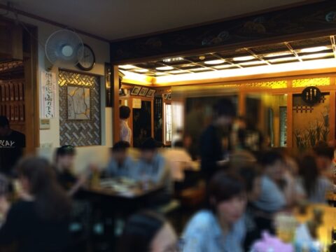 玉家の金色の店内