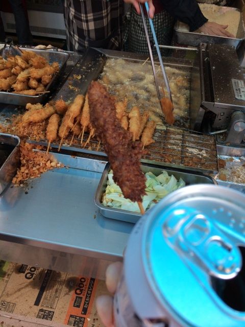 よこいで揚げられる串カツ