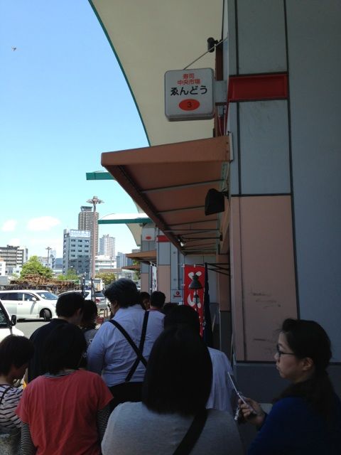 ゑんどう寿司の店前で待つ来店客