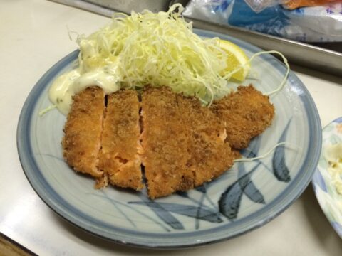 柳橋食品ビルの食堂かつや店内