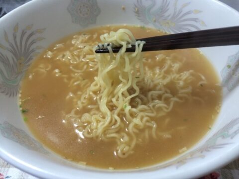 カピバララーメンの麺とゆず風味しょうゆスープ